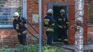 В Днепре пожар в квартире отрезал жильцам дома выход на улицу: женщину эвакуировали по лестнице