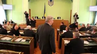 Пелых заходит в зал под лозунгом 