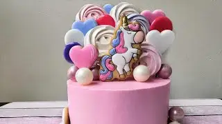 Торт для девочки с единорогом, сердечками, безе и леденцами.