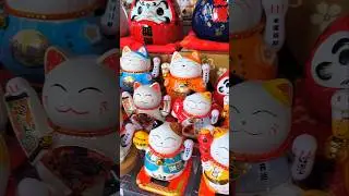 Котик удачи. Манэки нэко. Кот с поднятой лапкой / Lucky Cat. Maneki Neko. Cat with a Raised Paw