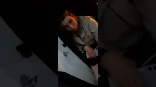 Пьяная девушка не хочет платить за такси.