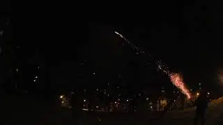 Римская свеча взорвалась прямо в руке!!!!!