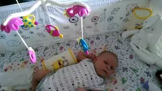Жизнь с ребенком. Ребенку месяц, повесили мобиль