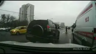 Russian Taxi Driver Blocks Ambulance on Duty (ROAD RAGE DASHCAM)