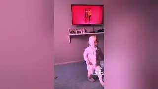 Малышь танцует танцы в трусиках трусиках...