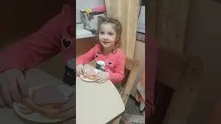 Катя рассказывает стихотворение про Осень. 