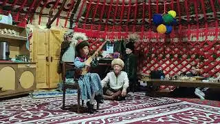 Киргизская девочка поет песню про прабабушку