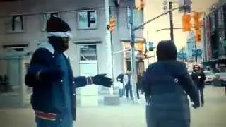 شاب مسلم في أمريكا كتب على لافتة "أنا مسلم " شاهد ماذا حصل له ...