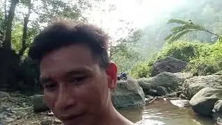 Going to the waterfall to catch crabs to eat