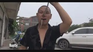 Удивительный Китаец просовывает змею в нос и при помощи глаз поднимает предметы