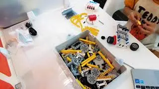 Robot with sensor to recognize obstacles