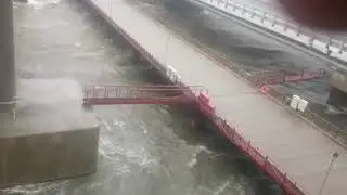В Крымский мост врезался кран
