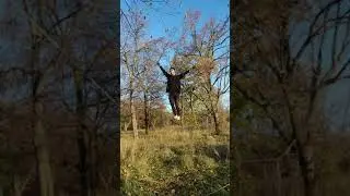 Канатоходец. Осенняя тренировка в парке.