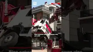 Bina çatısına malzeme taşıyan vinç yan yattı