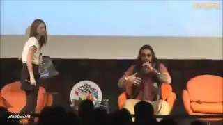 Carol Moreira sentando no colo de ator na Comic Con!!