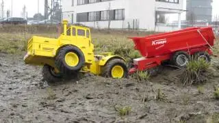 Кировец К 700 с прицепом в грязи