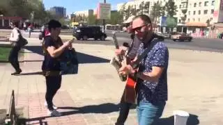 Дуэт "Драже" на улице для прохожих