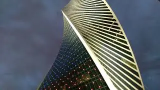 Иду по ночной Москве Сити. Это и правда красиво.Не парюсь захотел, и полетел в Москву Сити