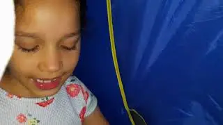 Mostrando as bonecas da minha amiga é brincando com ela