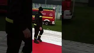 Flaga Polski ułożona ze strażackich węży. Tak strażacy świętowali Dzień 11 Listopada.