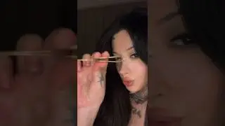 takma kirpiklerini çıkaralım 