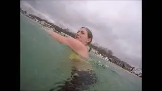 Воскресный заплыв, взгляд из-под воды. Пикантные кадры.