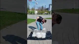 Как аниматор надувного костюма белого мишки готовится к поздравлению в парке города 