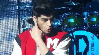 One Direction Singing Na Na Na Live :)