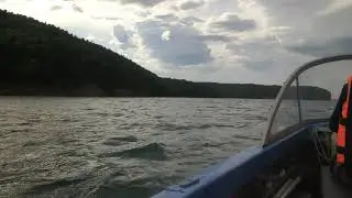 Надвигается ливень, торопимся на лодочную.