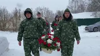 Возложение цветов к памятнику «Заседание штаба Западного фронта. Октябрь 1941 года» в Красновидово