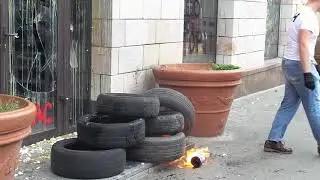 Акция под магазином Емпориум. Зажигают шины