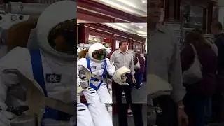 Хочет продать космический костюм 🤣 