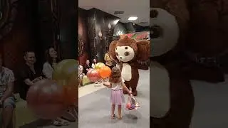 Поздравим, вручим подарок, обнимашки/танцевашки и конечно же море фоток на долгую память!