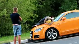 ПРАНК Бомж спит на крутой  машине .ПОЛНЫЙ УГАР . / Vagabond sleeping on the car prank