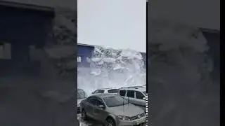 В Коми лавина снега с крыши упала на припаркованные машины