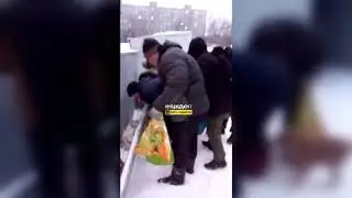Новосибирцы разбирают просрочку "Магнита"