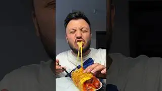 СЕНДВИЧ ИЗ РАМЕНА И СОСИСКИ