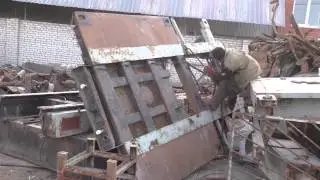 Резка металлолома.