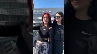 Смотри какая красивая девушка. Где?