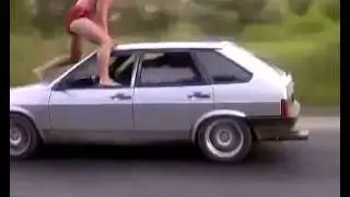 Стоит на крыше едущего авто. Standing on the roof of a car traveling