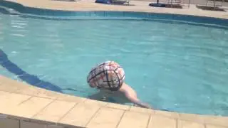 Никита в бассейне