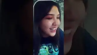 Девочка красиво поет 