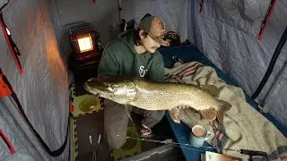 A Relaxing Night of Solo Winter Ice Camping!
