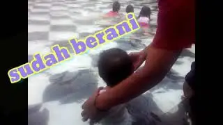 mbak Syifa pertama kali mandi di kolam, takuut bangeeet