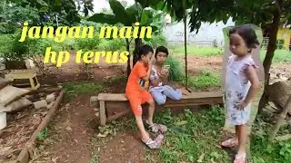 Anak kecil tidak boleh main hp terus,,,!!!