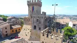Marche: Comune di Offagna e la Torre dell'Orologio