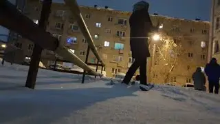 Vlog - Прогулка. у многих висят красивые гирлянды. 