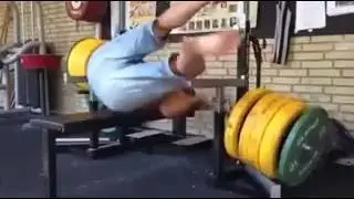 Чуть не задушила штанга дебила