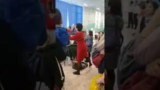 Энергичная воспитательница на детском утреннике позабавила Казнет