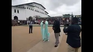 KOFFI OLOMIDE FAISANT DES ELOGES A SIMON KIMBANGU AU COEUR DE CETTE EGLISE KIMBANGUISTE A KAMBA